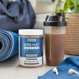 Keto Whey Isolat + MCT – Natürliche Schokolade 300g – Lifestyle 3 Keto Whey Isolat + MCT – Natürliche Schokolade 300g