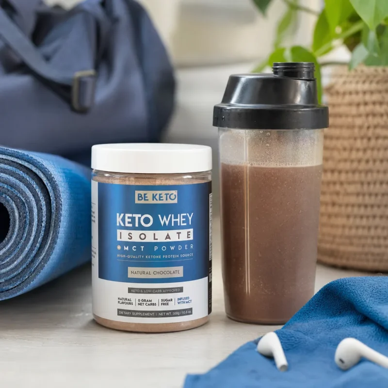 Keto Whey Isolat + MCT – Natürliche Schokolade 300g – Lifestyle 3 Keto Whey Isolat + MCT – Natürliche Schokolade 300g