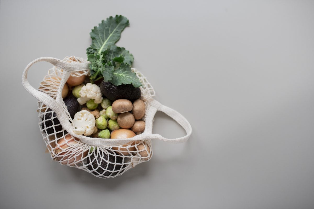 Einkaufsnetz mit Grünkohl, Blumenkohl, Champignons und Rosenkohl