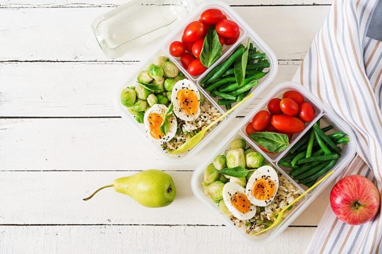 Vorbereitete Mahlzeiten in Boxen mit Eiern, Rosenkohl, grünen Bohnen und Tomaten