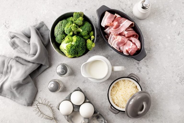 Brokkoli, Bacon, Eier, Sahne und geriebener Käse in Schalen von oben