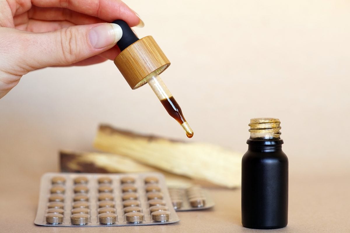 Keto Tropfen und Kapseln im Faktencheck: Was wirklich dran ist 1 Pipette mit brauner Flüssigkeit über einer Tropfflasche, davor eine Blisterpackung mit Tabletten